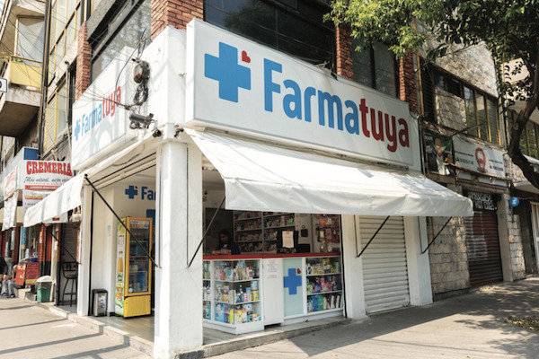 Fachada de una sucursal Farmatuya Express en zona urbana